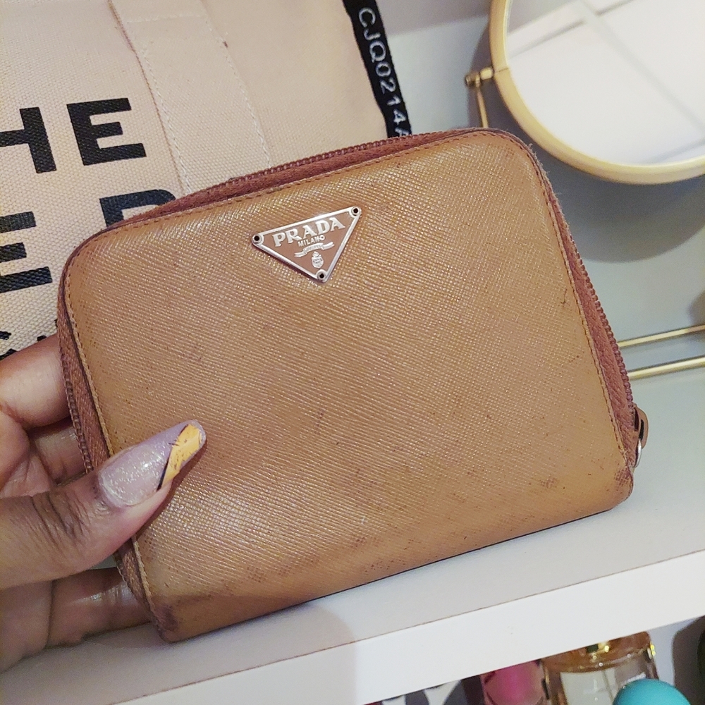 Prada milano vintage logo plate zip bifold wallet style code 107